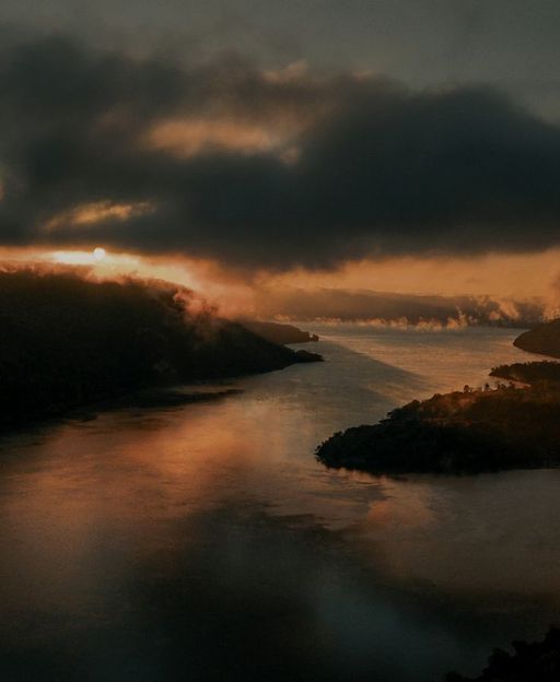 Sunrise over the Hudson River in the Hudson Valley, New York